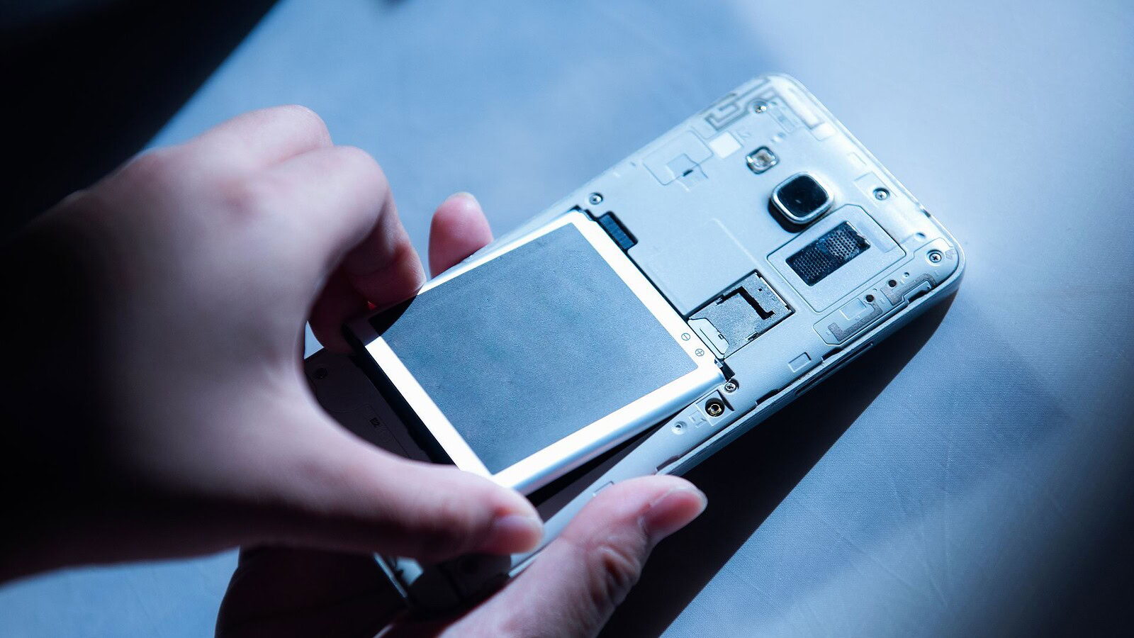 Batterie removibili negli smartphone: l'UE le impone dal 2027