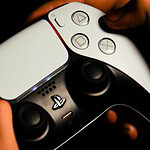 PS5, cosa significa la luce arancione sul controller DualSense