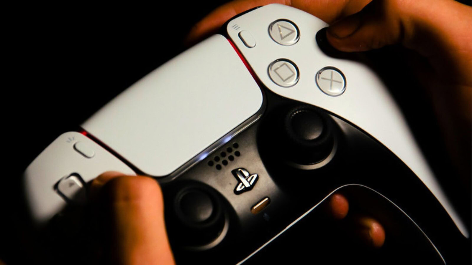 PS5, cosa significa la luce arancione sul controller DualSense