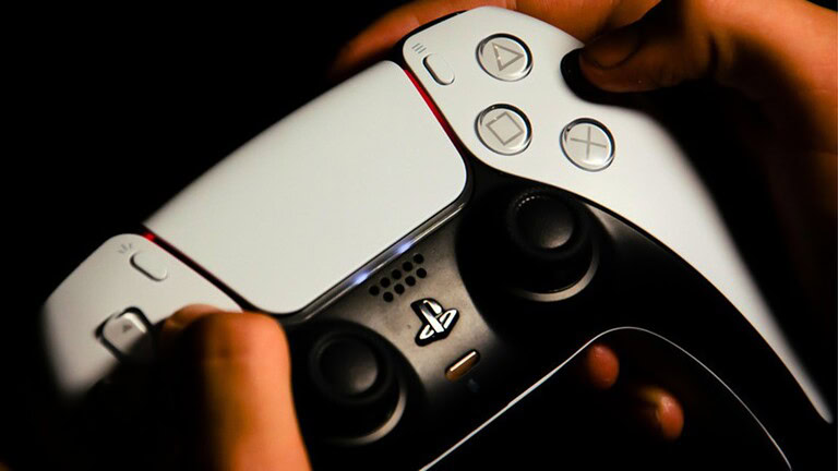 PS5, cosa significa la luce arancione sul controller DualSense