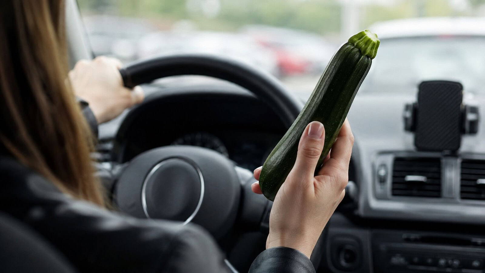 Multa per il cellulare alla guida: donna si difende con zucchina fritta
