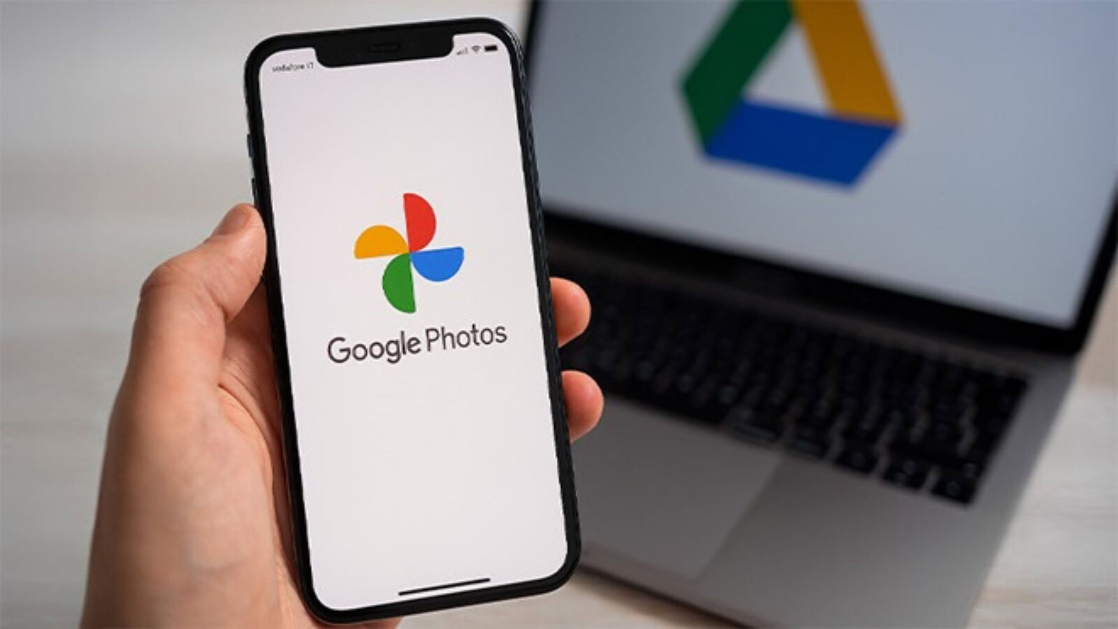 Google Foto, ora puoi disattivare l'effetto luccicante degli sticker