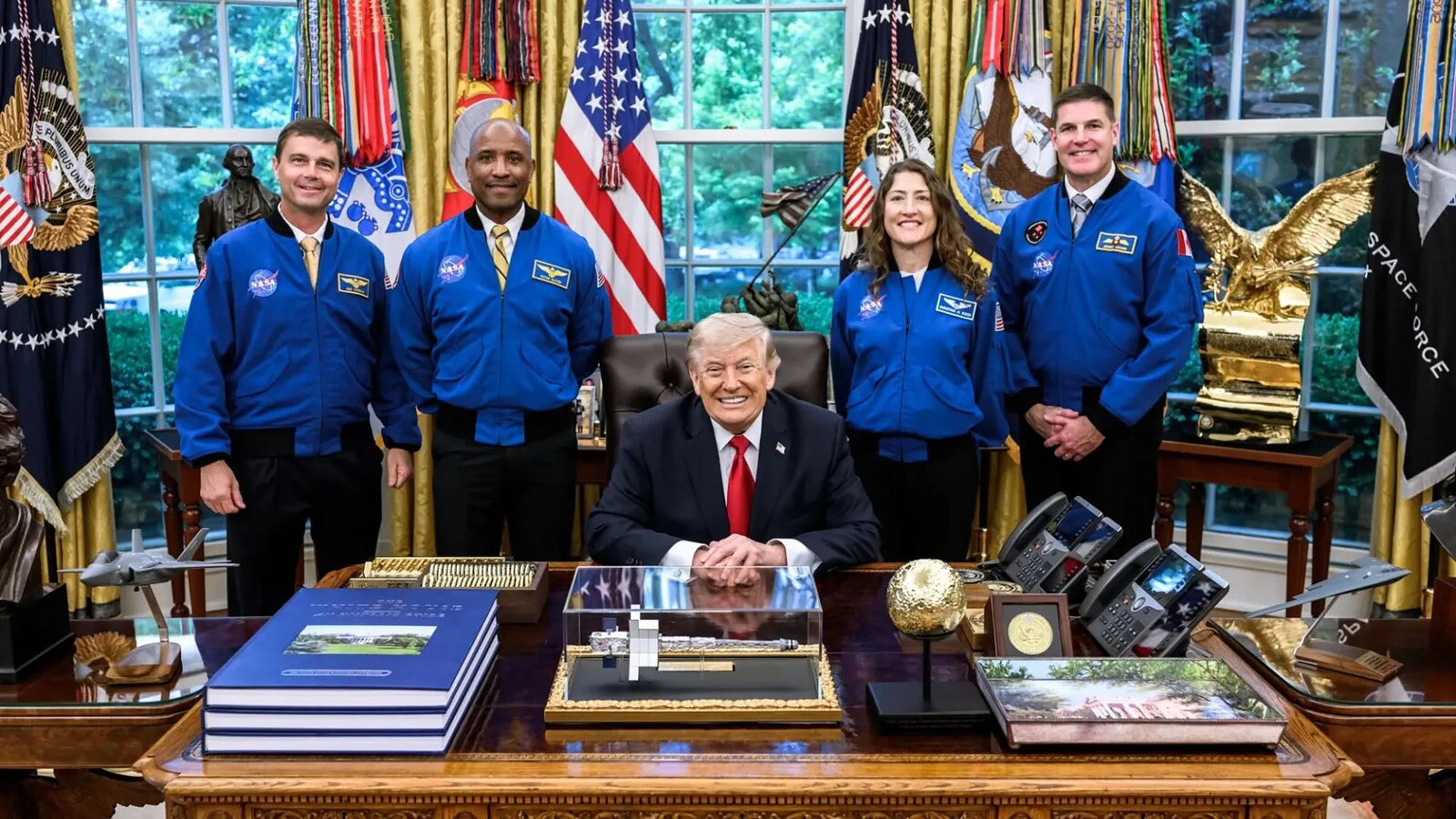 Artemis II, la medaglia più alta d'America ai quattro astronauti