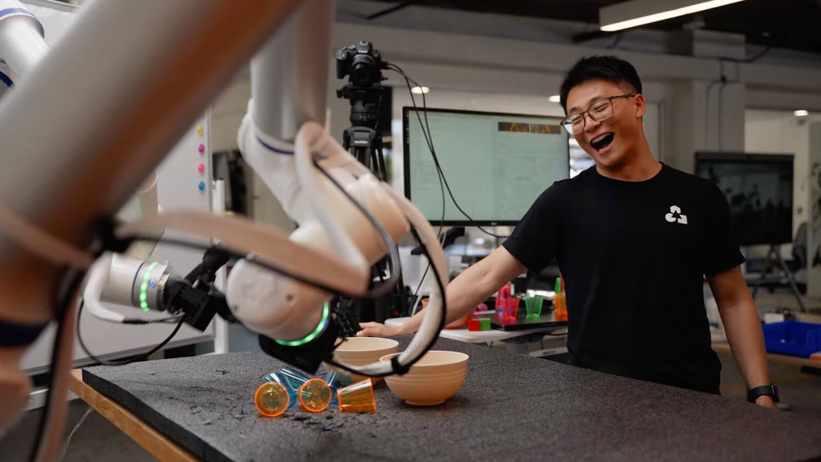 GEN-1.5, il robot impara un compito in pochi secondi guardando