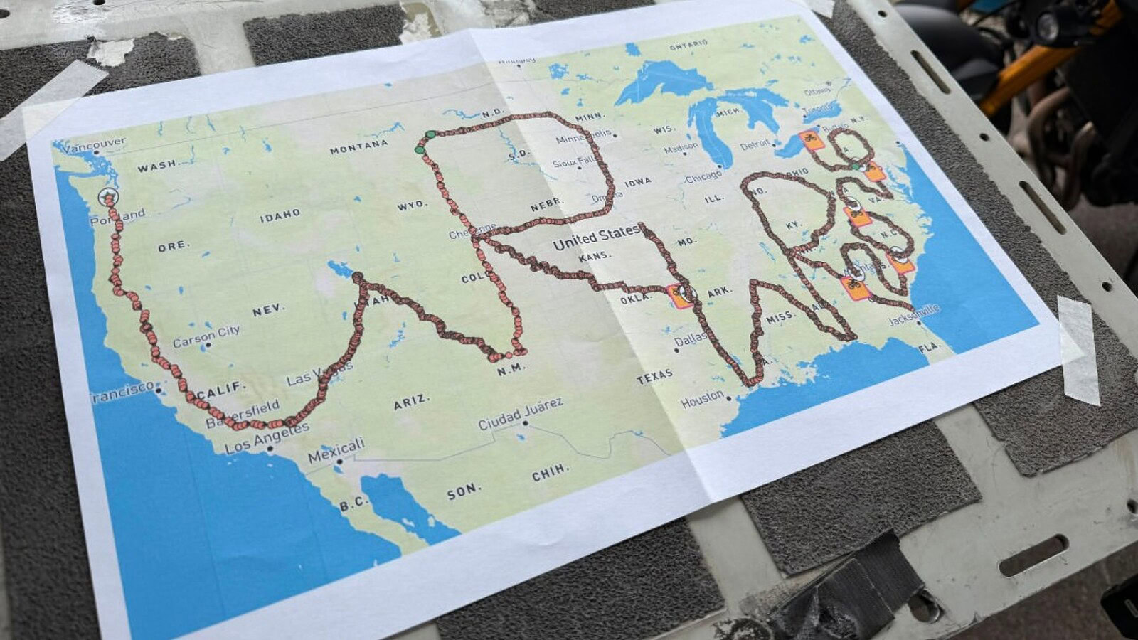 Disegno GPS più grande del mondo: 21.900 km su due moto