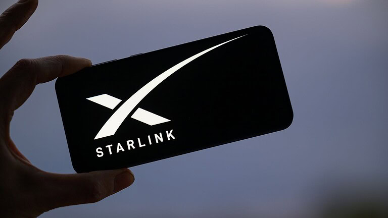 Starlink diventa operatore mobile: SpaceX sfida Verizon e T-Mobile