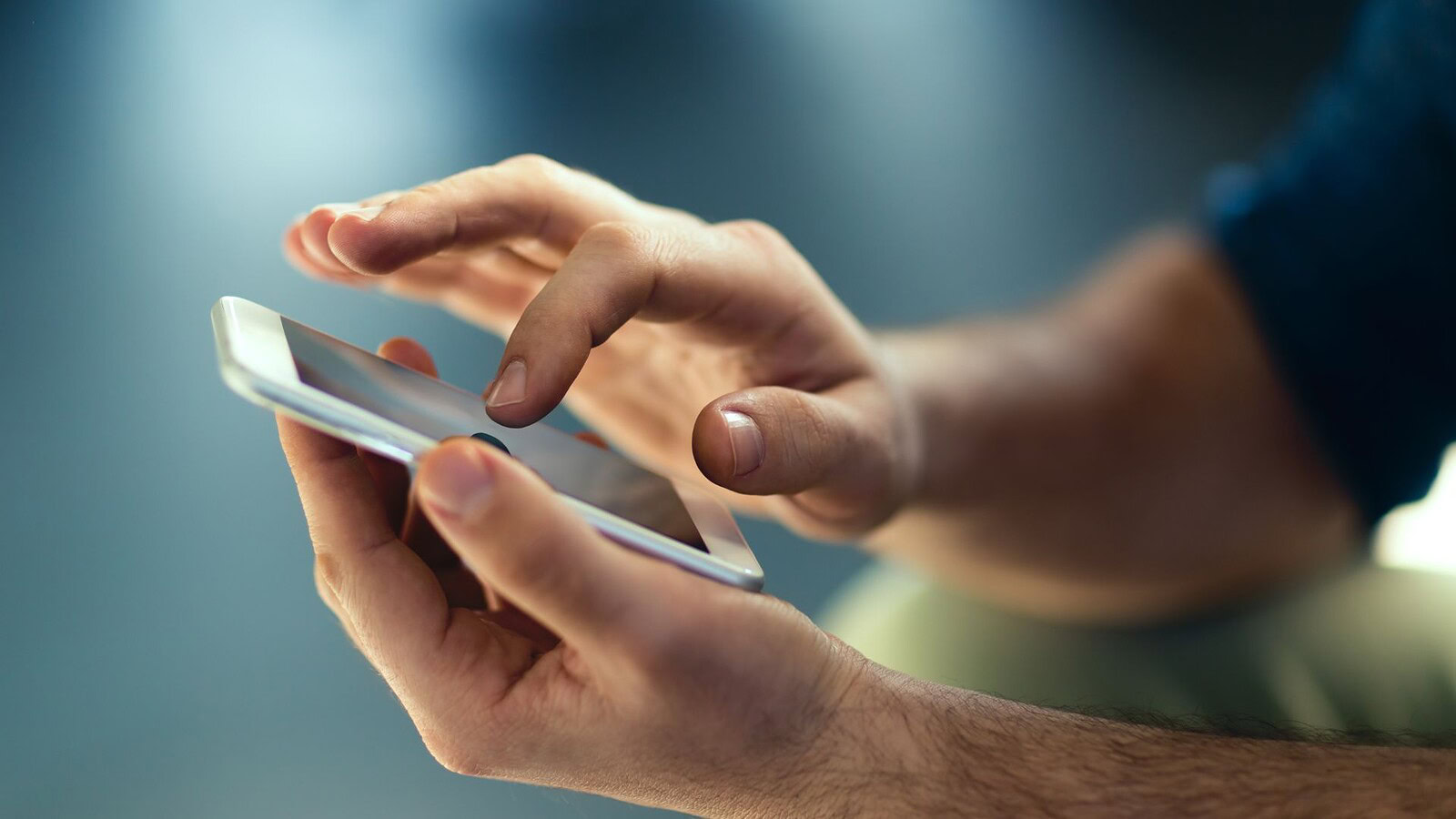 Microfono sul retro dello smartphone: perché non è un tasto reset