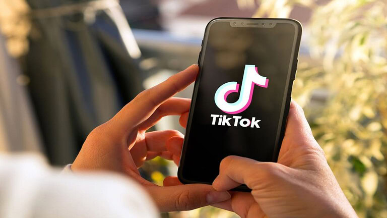 TikTok, nuovo suicidio: 15 milioni di utenti esposti a contenuti violenti