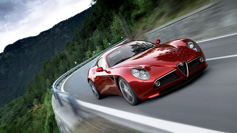 Alfa Romeo 8C, l'ex Stig la boccia: "La più sopravvalutata"