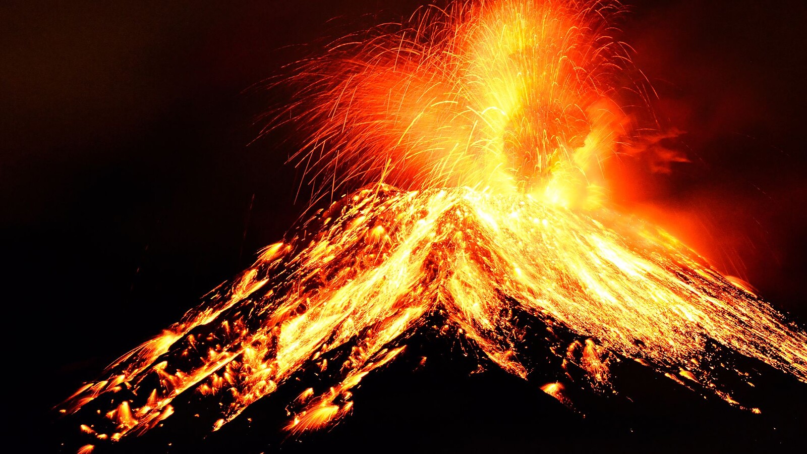 Etna, fontane di lava e cenere: cosa dicono gli esperti