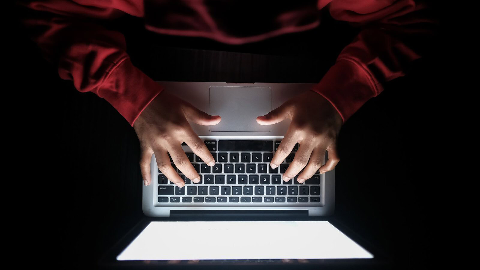 FBI, allarme foto intime rubate dai social e rivendute online