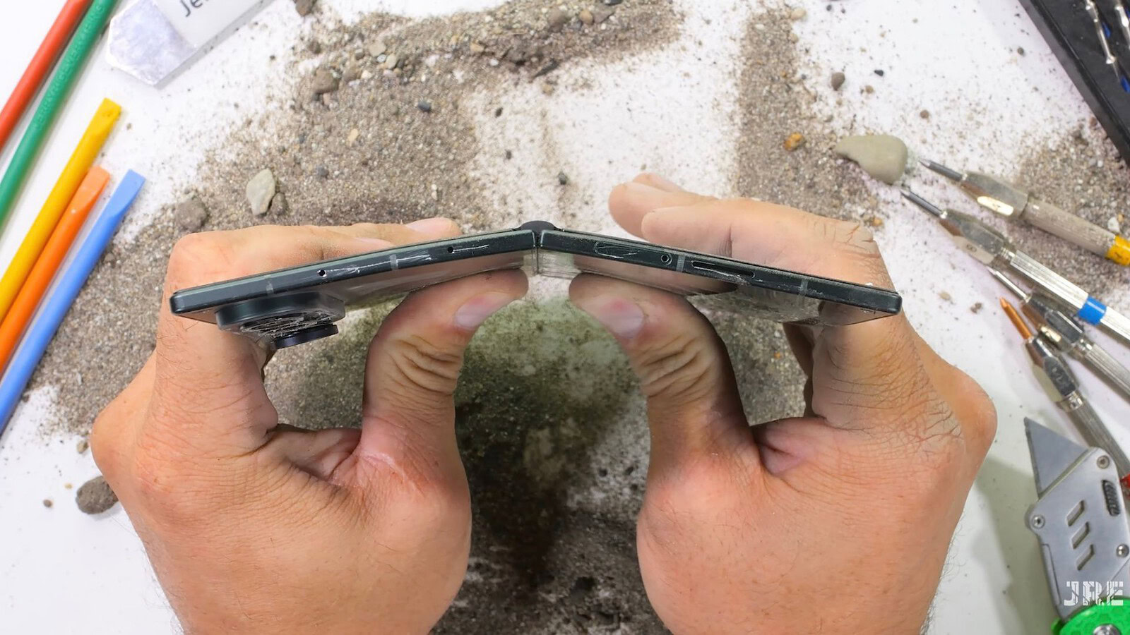 Galaxy Z Fold8 Ultra si arrende al bend test di JerryRigEverything