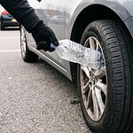 Truffa della bottiglia di plastica: cosa accade nei parcheggi