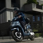 SYM Symphony 125i MY26: lo scooter torna con più dotazione allo stesso prezzo
