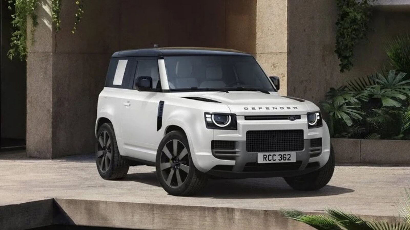 Land Rover Defender, la nuova generazione slitta al 2030