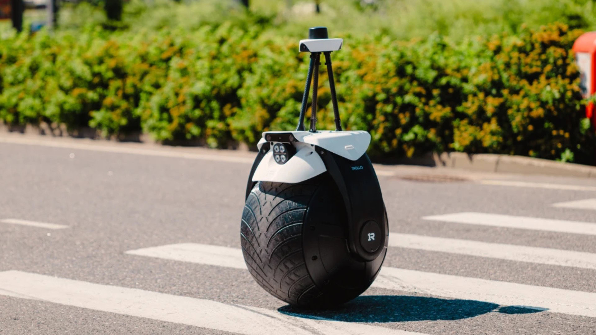 1ROLLO, il robot su una ruota che pattuglia da solo 1ROLLO, il robot su una ruota che pattuglia da solo