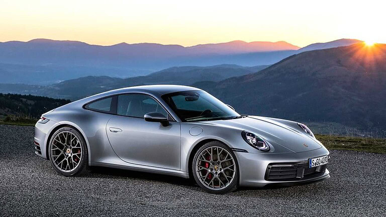 Porsche 911 a 235 km/h in Autobahn: 23enne si incolla alla polizia