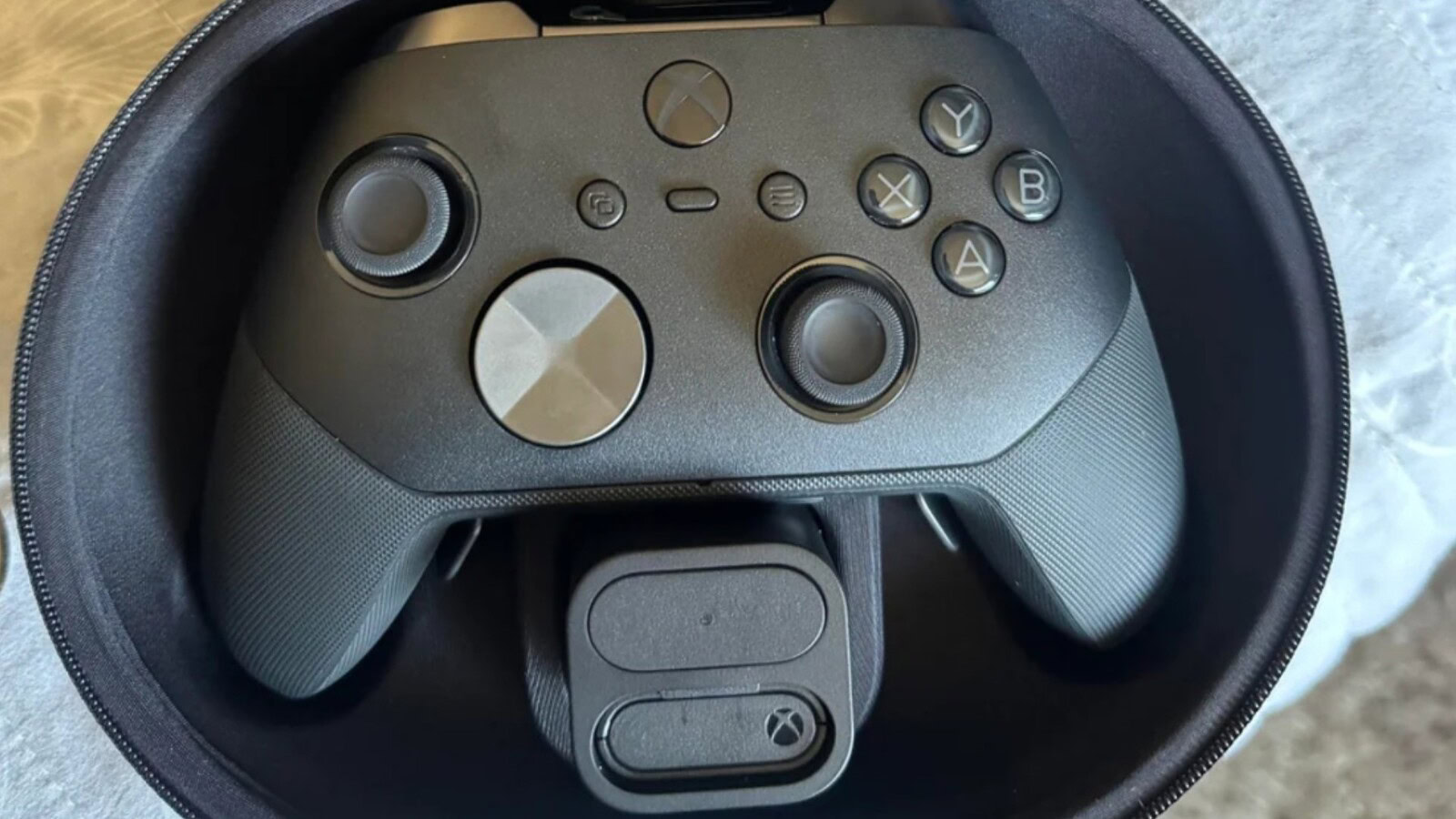 Xbox Elite Series 3: display integrato e batteria estraibile