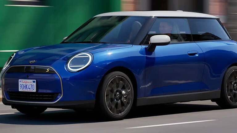 MINI Cooper elettrica: trazione posteriore e stile della R50