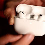 AirPods con fotocamera, il debutto slitta al 2027