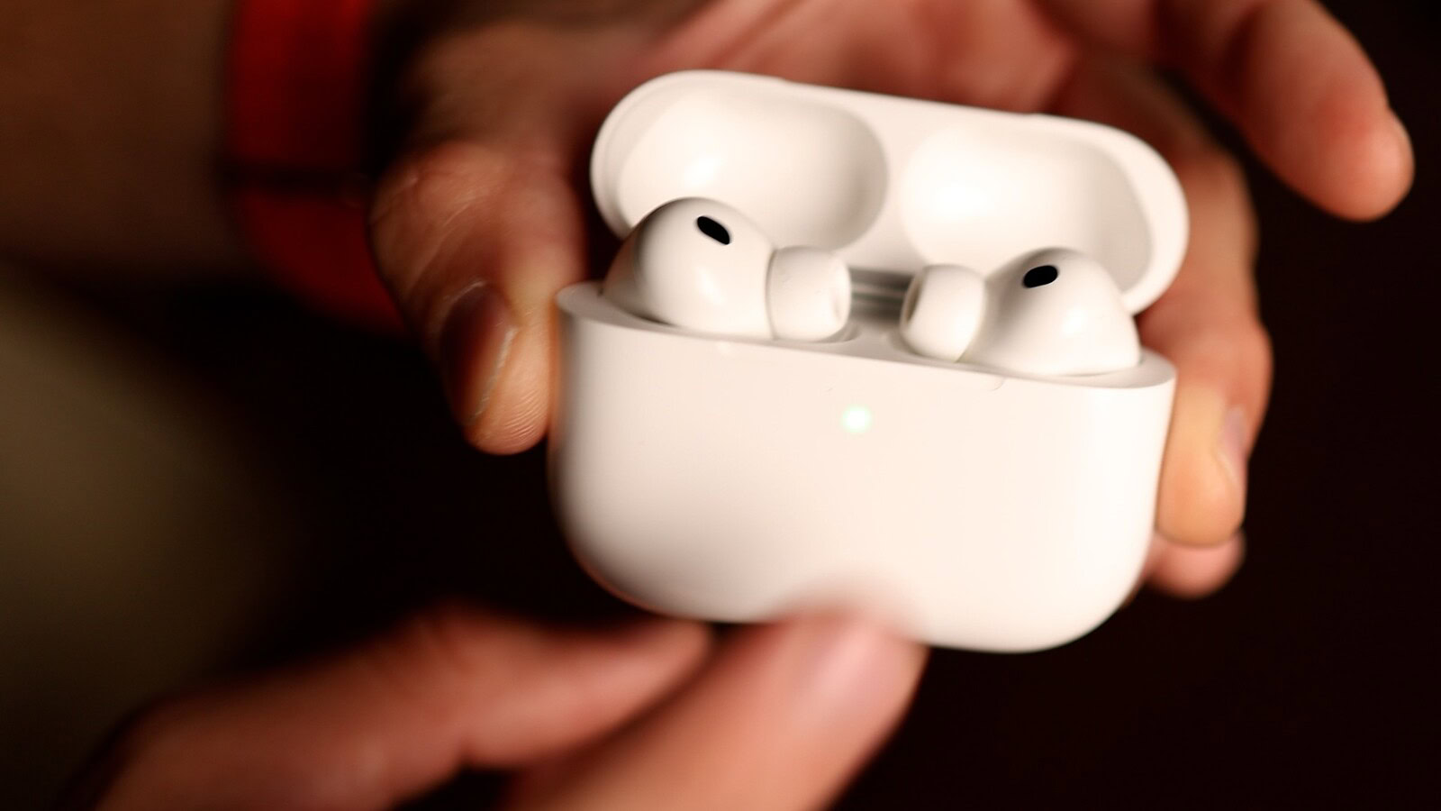 AirPods con fotocamera, il debutto slitta al 2027