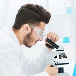 Scienziati fantasma creati dall'IA: 1.655 studi falsi su Zenodo