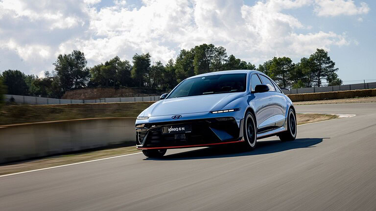 Hyundai IONIQ 6 N arriva in Italia: la berlina elettrica sportiva da 650 CV apre gli ordini