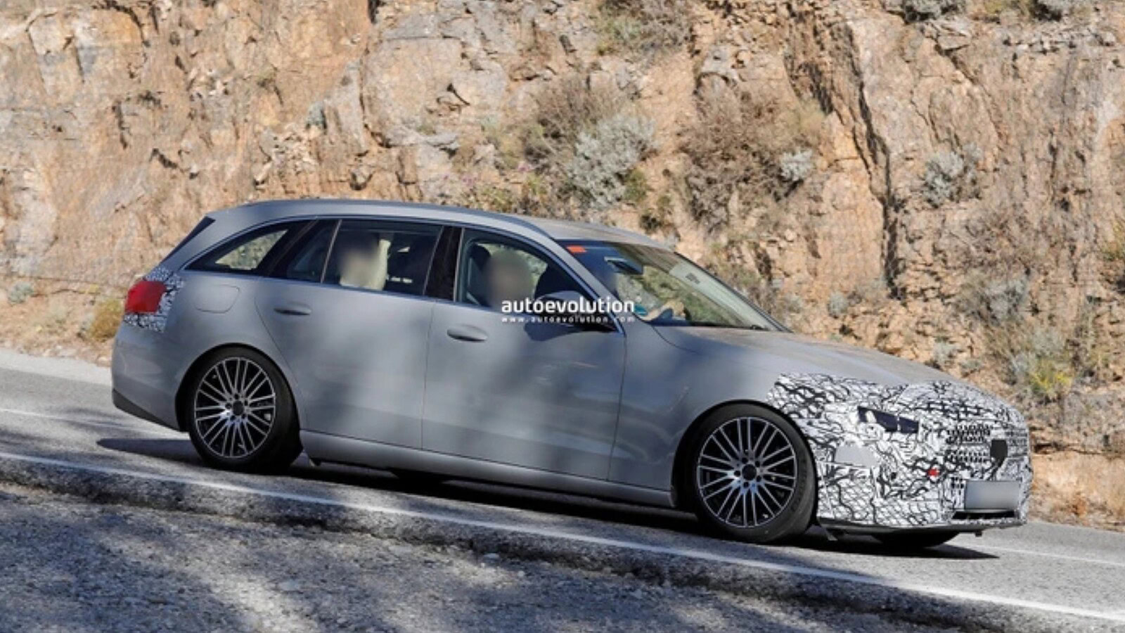 Mercedes Classe C, il diesel resta: cosa cambia col restyling