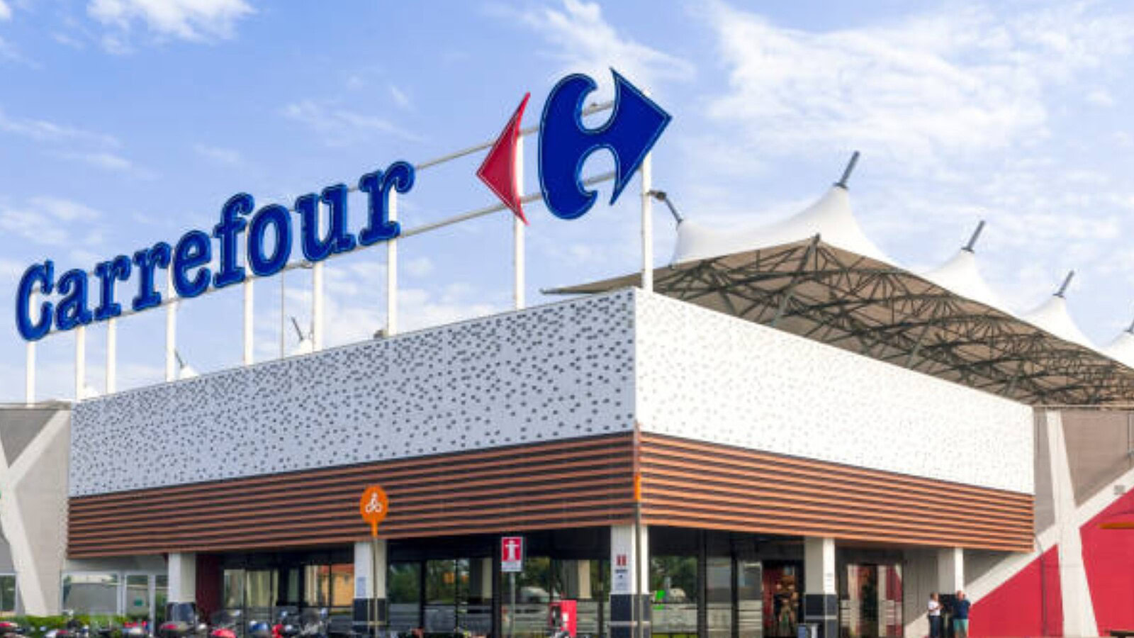 Carrefour vieta le auto elettriche sui tetti dei parcheggi
