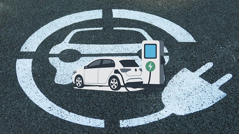 Auto elettriche superano il diesel in Italia: sorpasso storico
