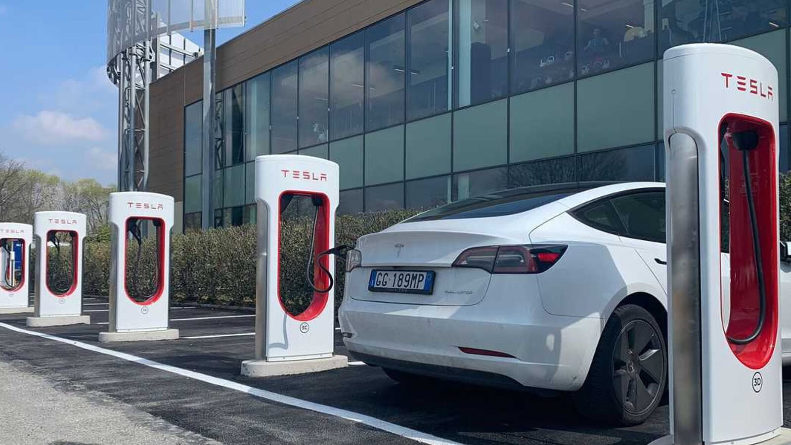 Tesla sotto indagine NHTSA: a rischio 1,2 milioni di auto