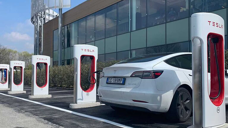Tesla sotto indagine NHTSA: a rischio 1,2 milioni di auto