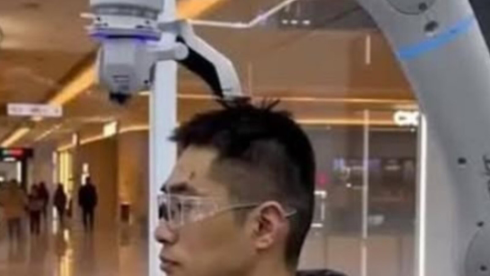 Robot barbiere cinese taglia i capelli a 7,50 euro con scansione 3D