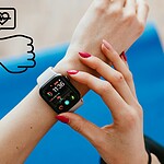 Wearable in calo nel 2026, ma i tracker senza schermo volano