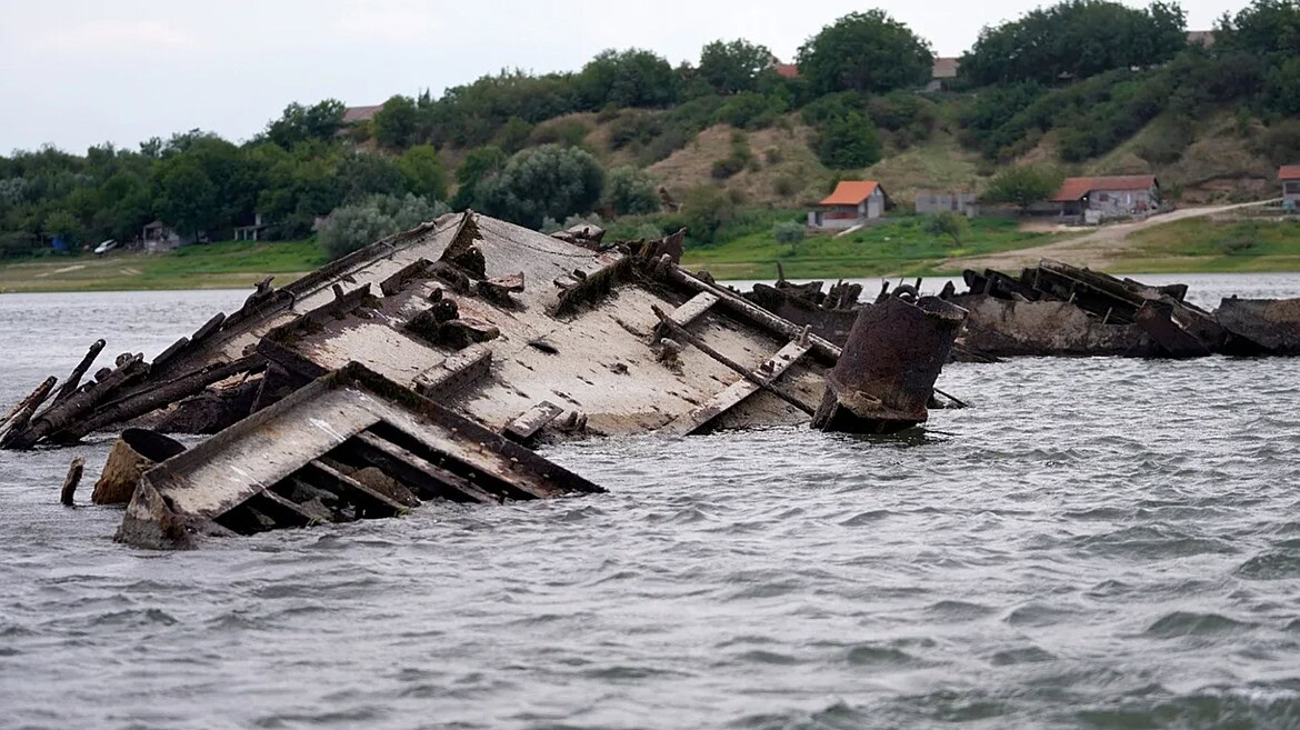 Danubio in secca riporta a galla i relitti nazisti della guerra