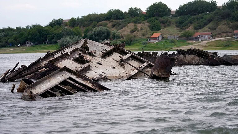 Danubio in secca riporta a galla i relitti nazisti della guerra