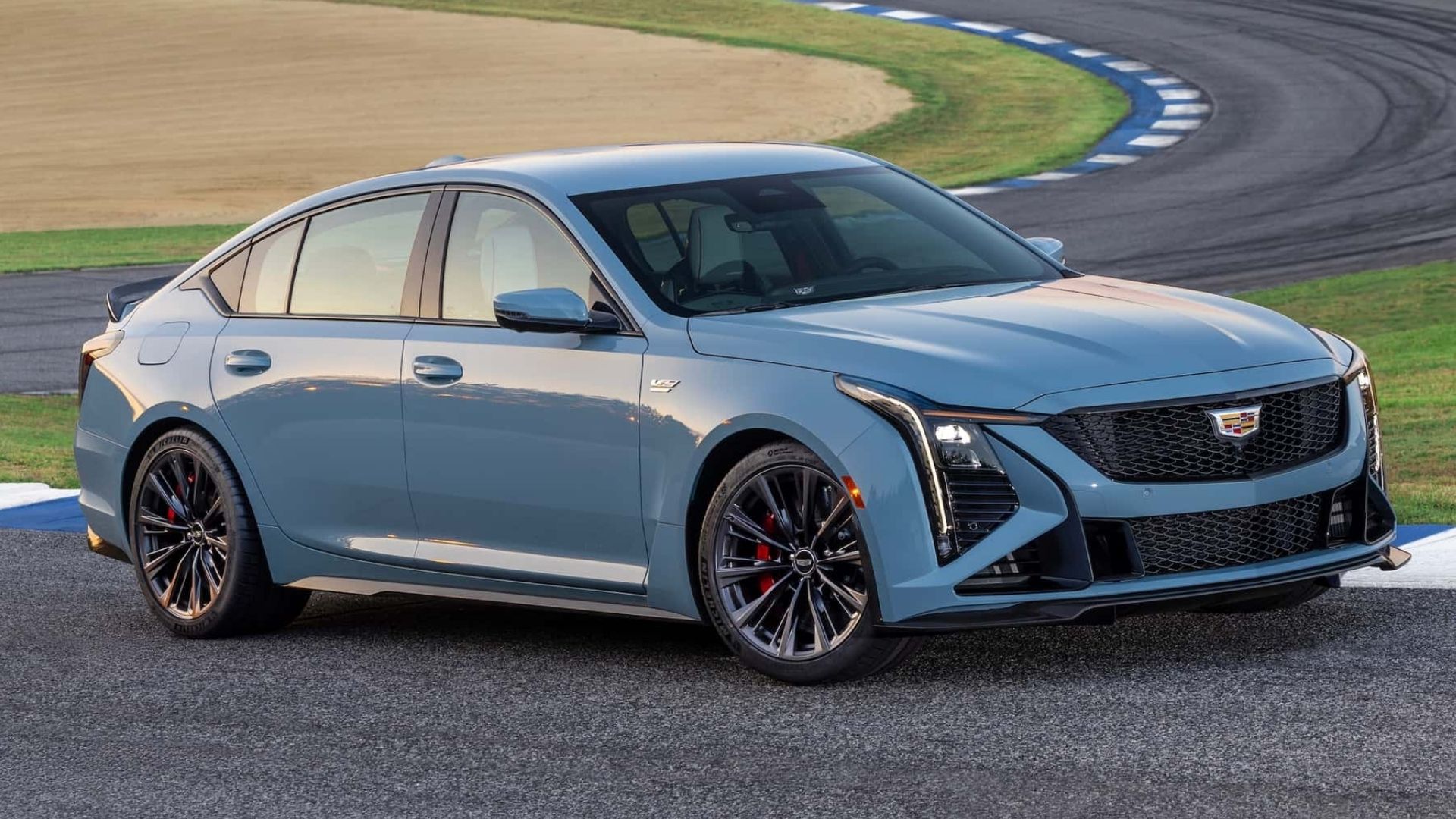 Cadillac CT5-V Blackwing: l'ultima berlina USA con V8 e manuale
