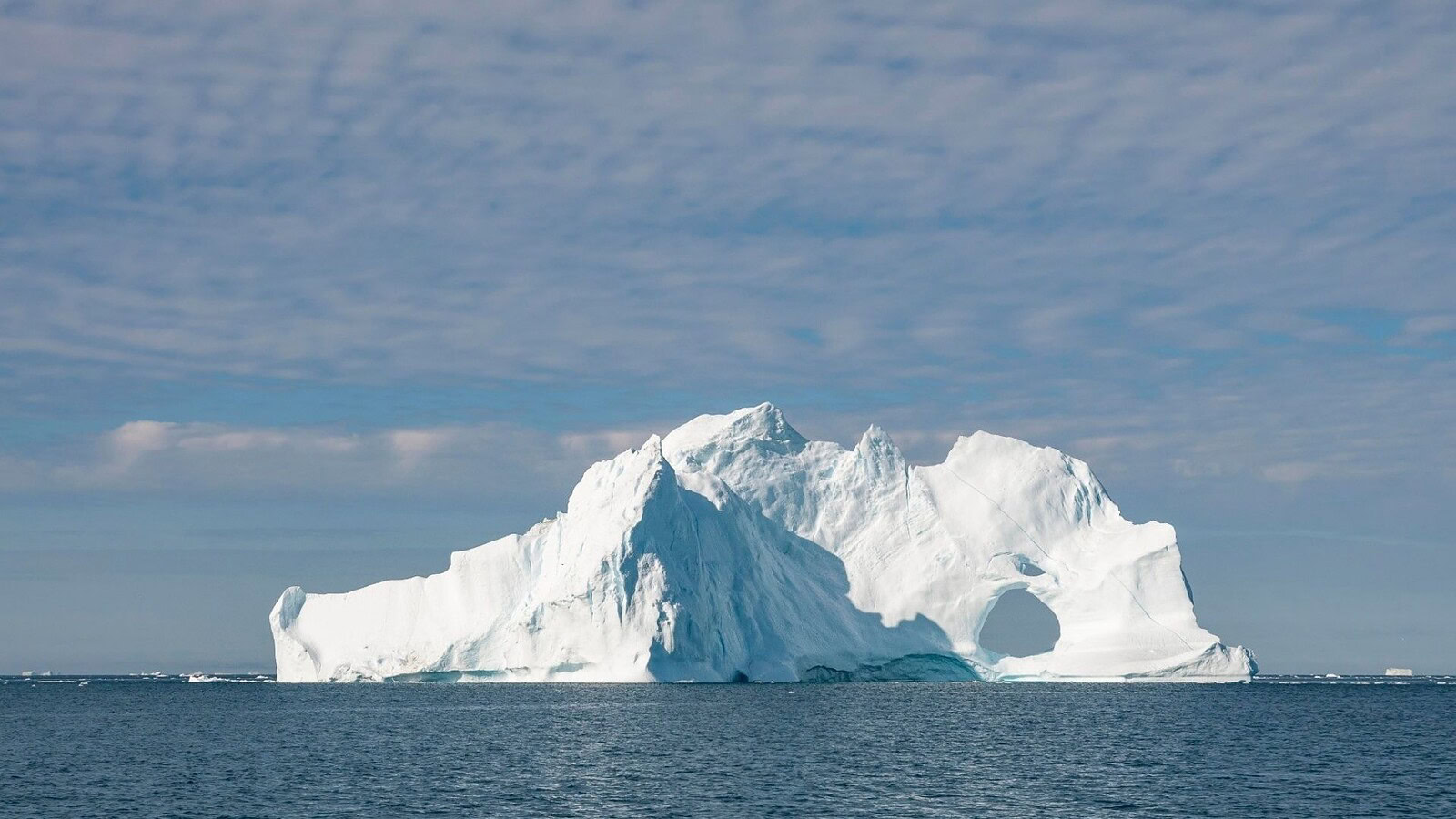 Iceberg gigante si ribalta davanti a una città della Groenlandia
