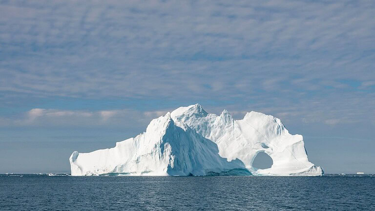 Iceberg gigante si ribalta davanti a una città della Groenlandia