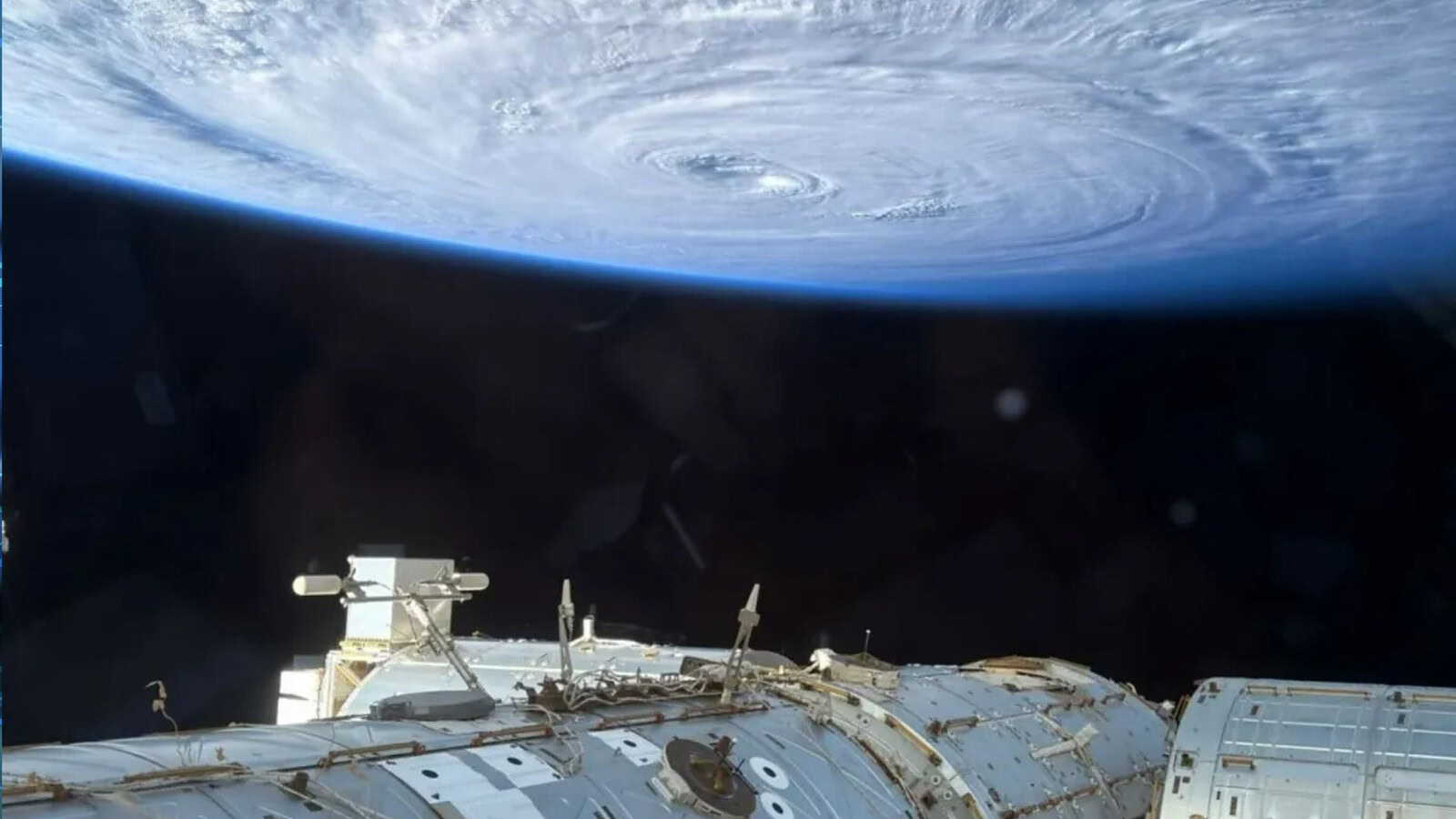 iPhone sulla ISS: astronauta fotografa il tifone Dolphin