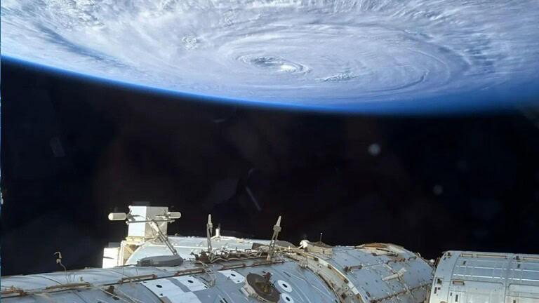 iPhone sulla ISS: astronauta fotografa il tifone Dolphin