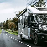 Sunlight T 7033P: il semintegrale con lounge e letto basculante
