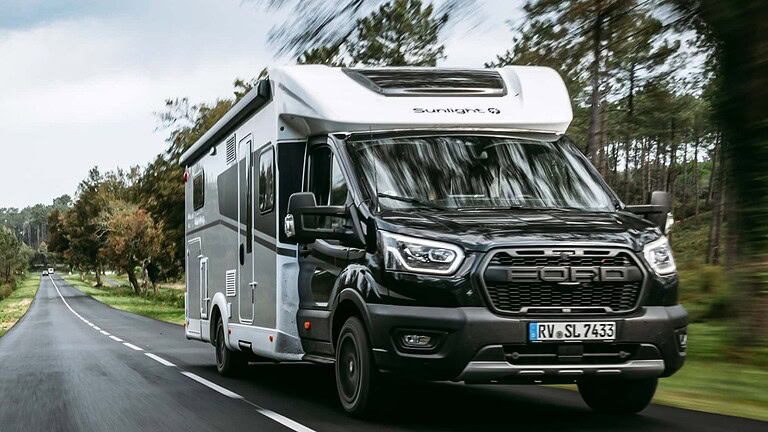 Sunlight T 7033P: il semintegrale con lounge e letto basculante