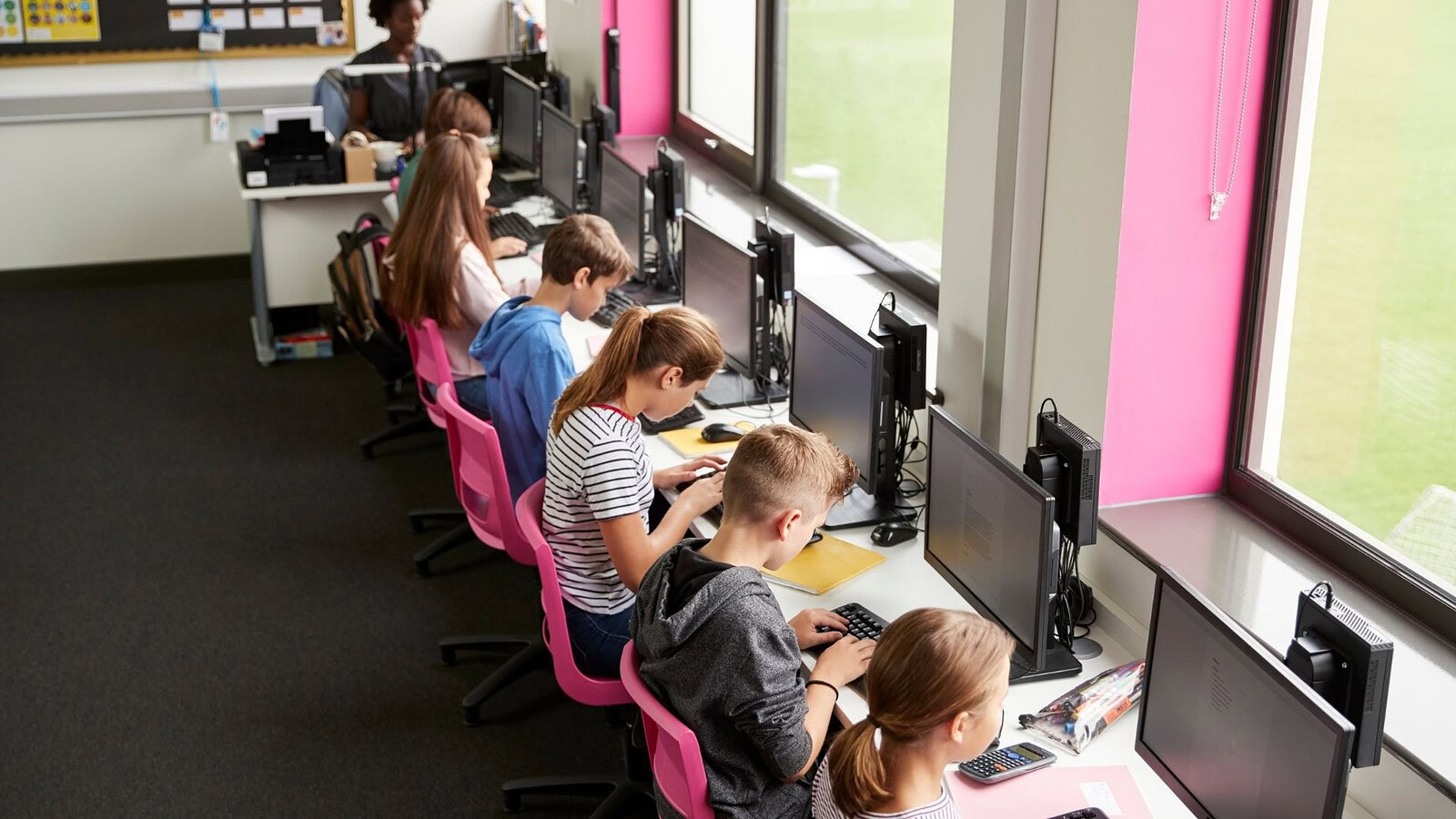Schermi a scuola, i dispositivi in classe abbassano i risultati
