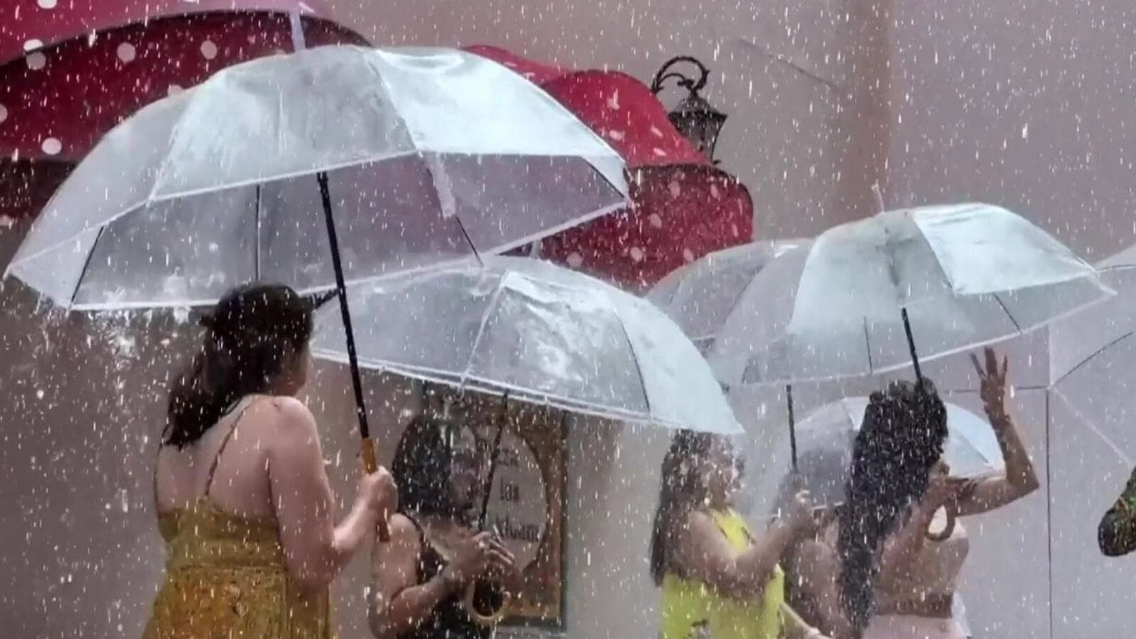 Dubai, la strada dove piove sempre: 20 gradi in meno