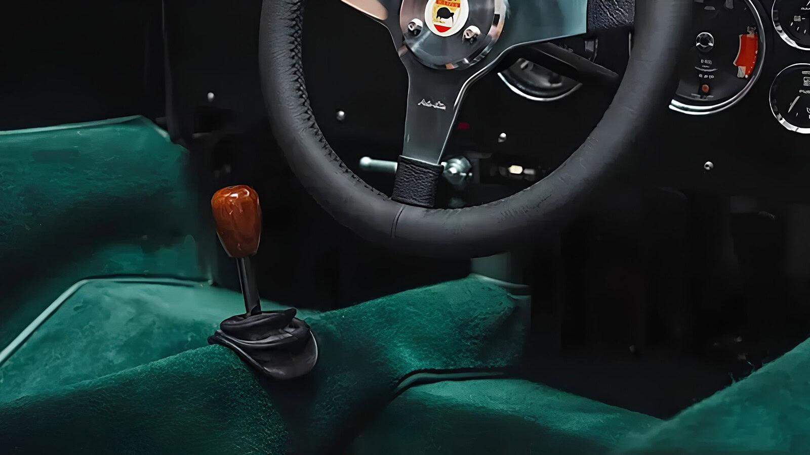 McLaren, il teaser svela il ritorno del cambio manuale
