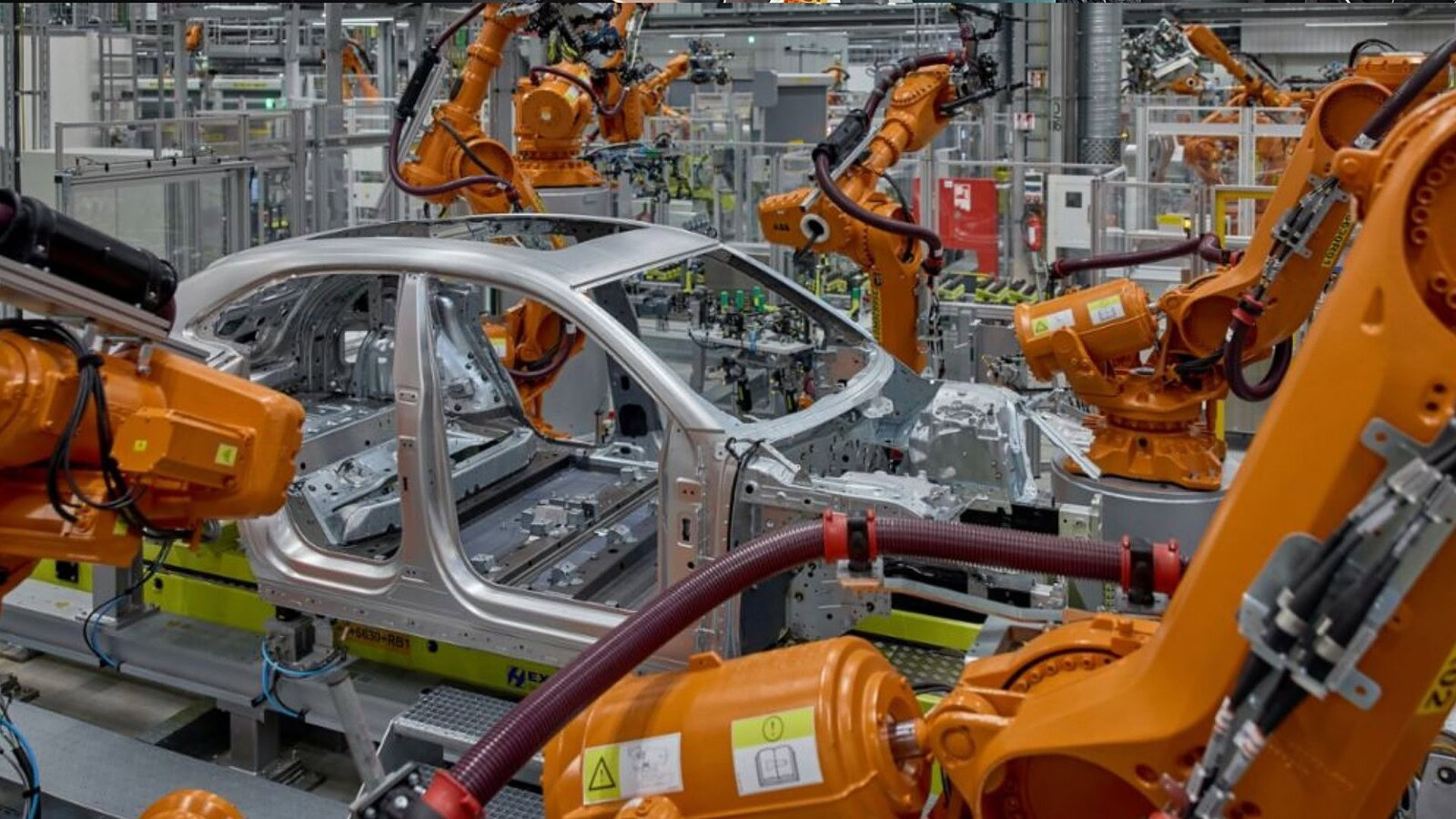 Porsche, i robot in fabbrica non bastano: serve ancora l'uomo