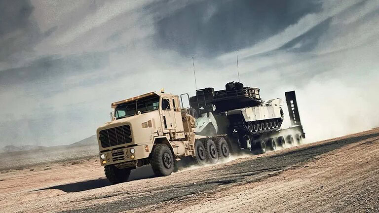 Oshkosh HET A1, il camion che sposta l'M1 Abrams da 70 tonnellate