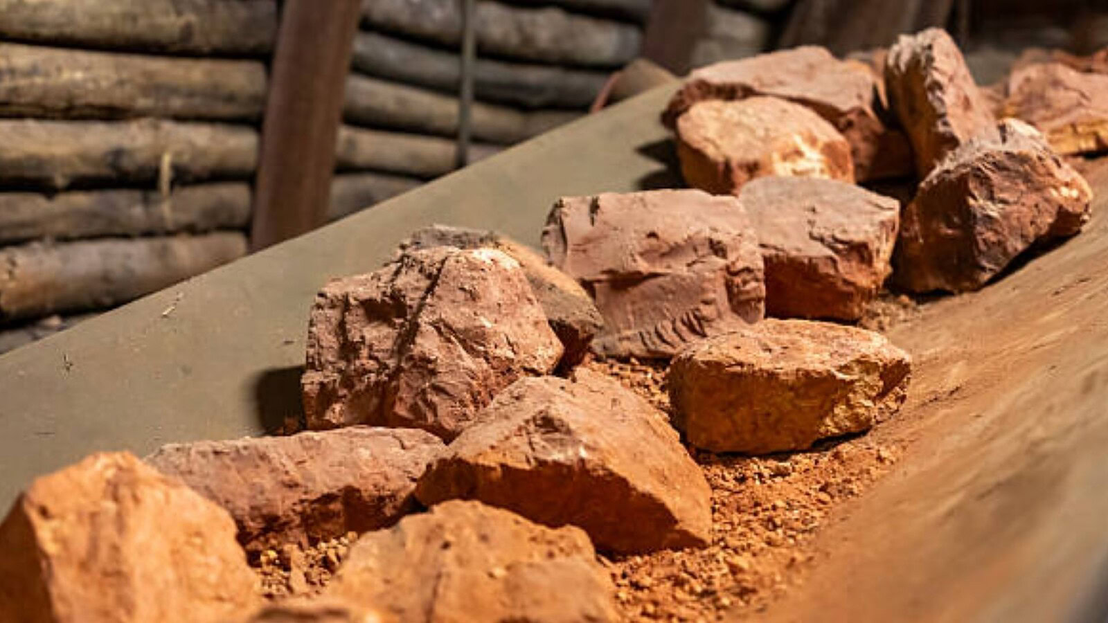 Bauxite, la roccia rossastra da cui nasce tutto l'alluminio
