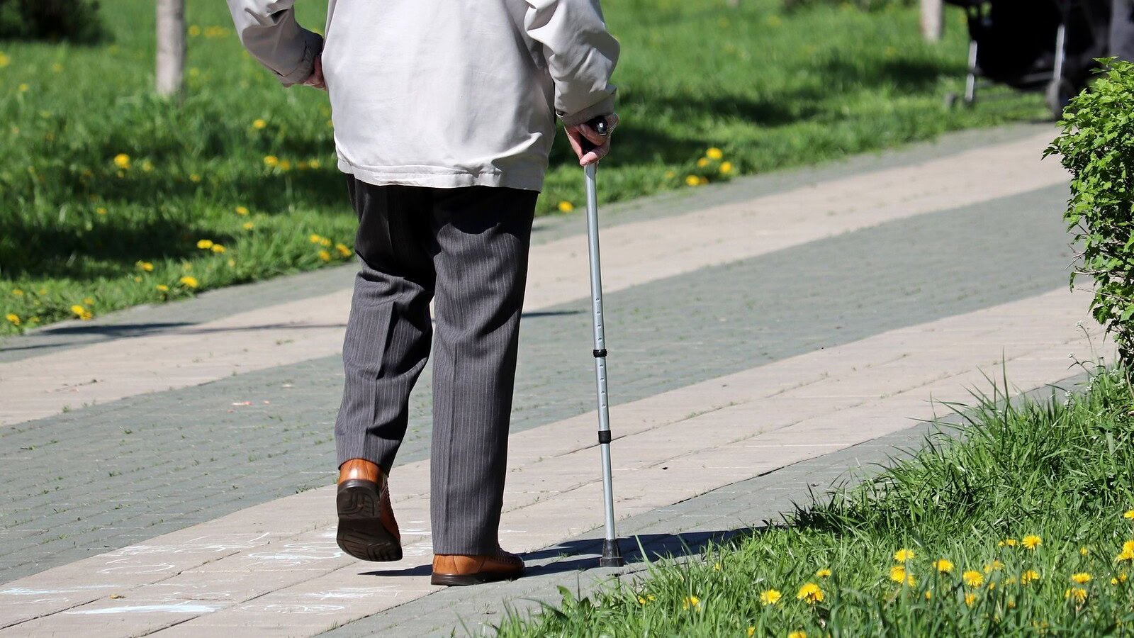 Camminare stanca con l'età: la caviglia svela il motivo
